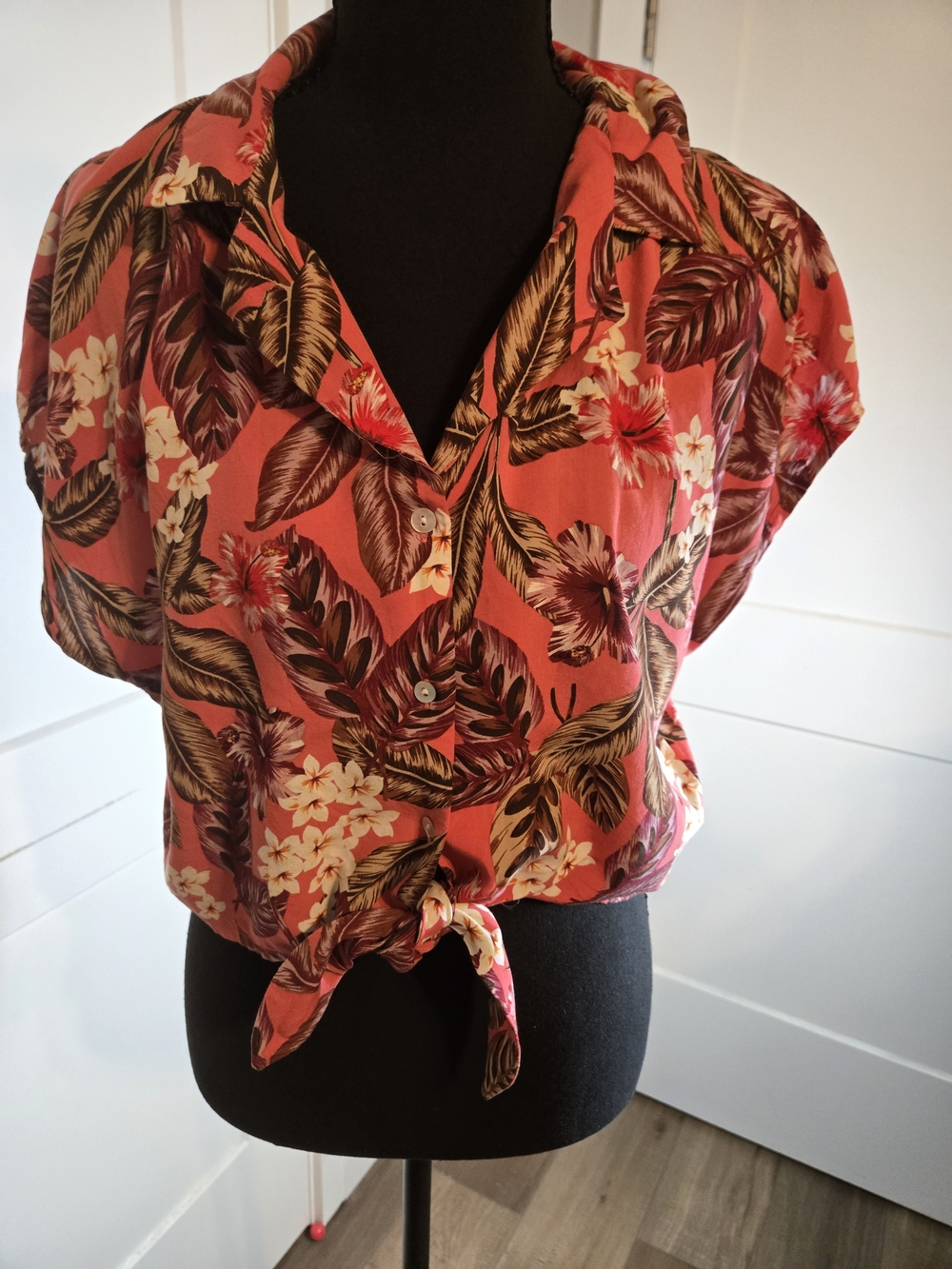 MINKPINK Coral Tropical Hibiscus Floral Tie Front Button Crop Top Medium M